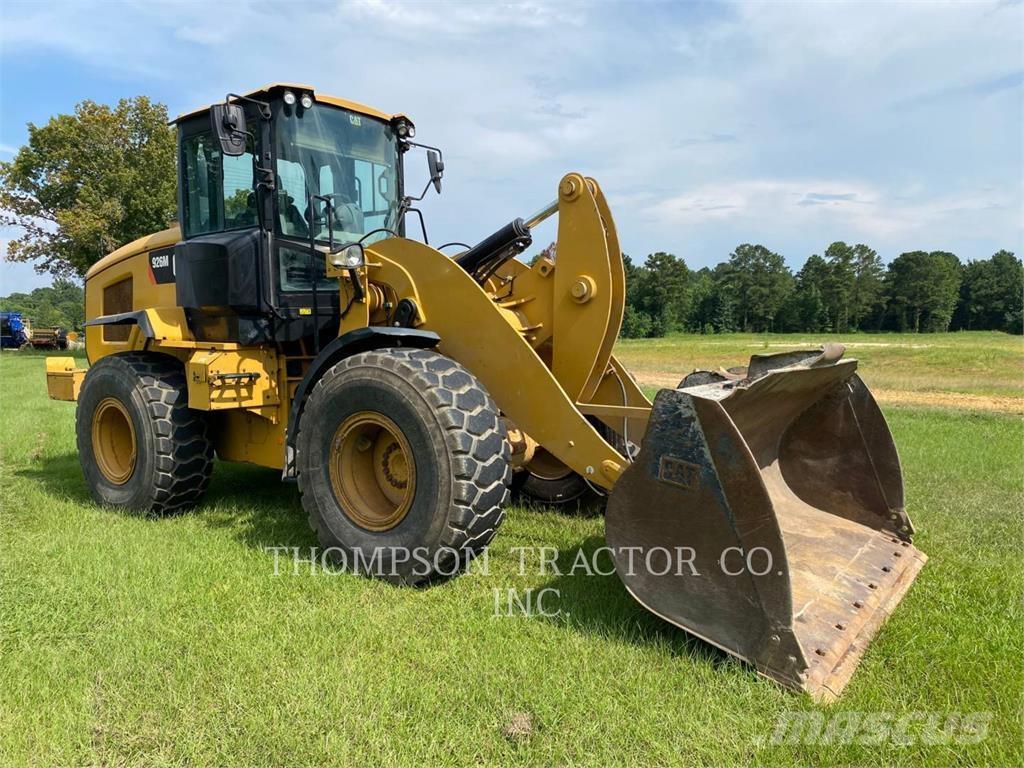 CAT 926M Колесни товарачи
