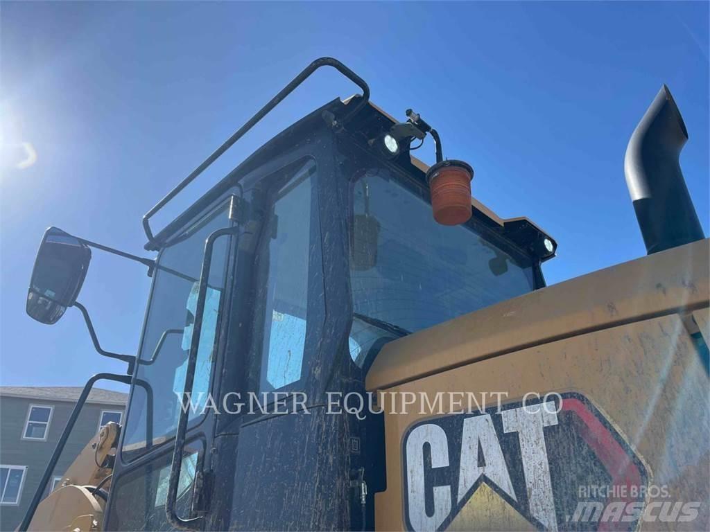 CAT 930 Колесни товарачи