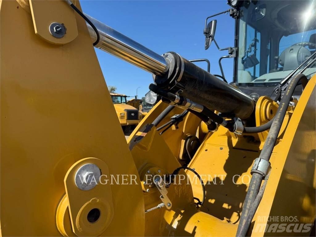 CAT 930M Колесни товарачи