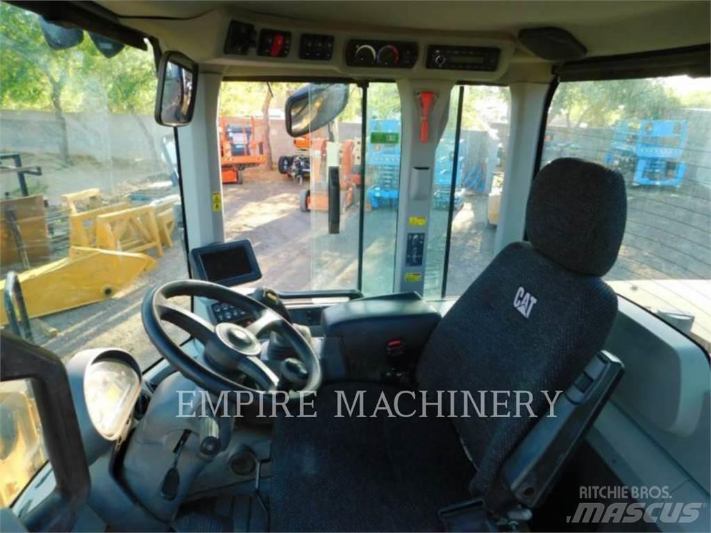 CAT 930M Колесни товарачи