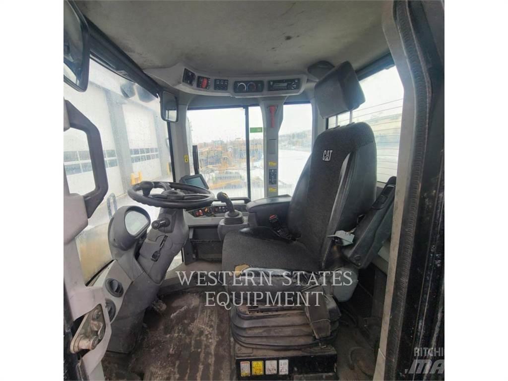 CAT 930M Колесни товарачи