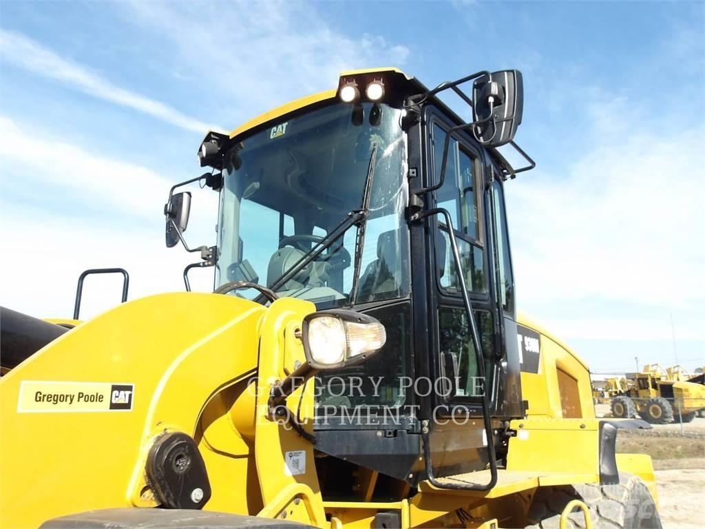 CAT 930M Колесни товарачи