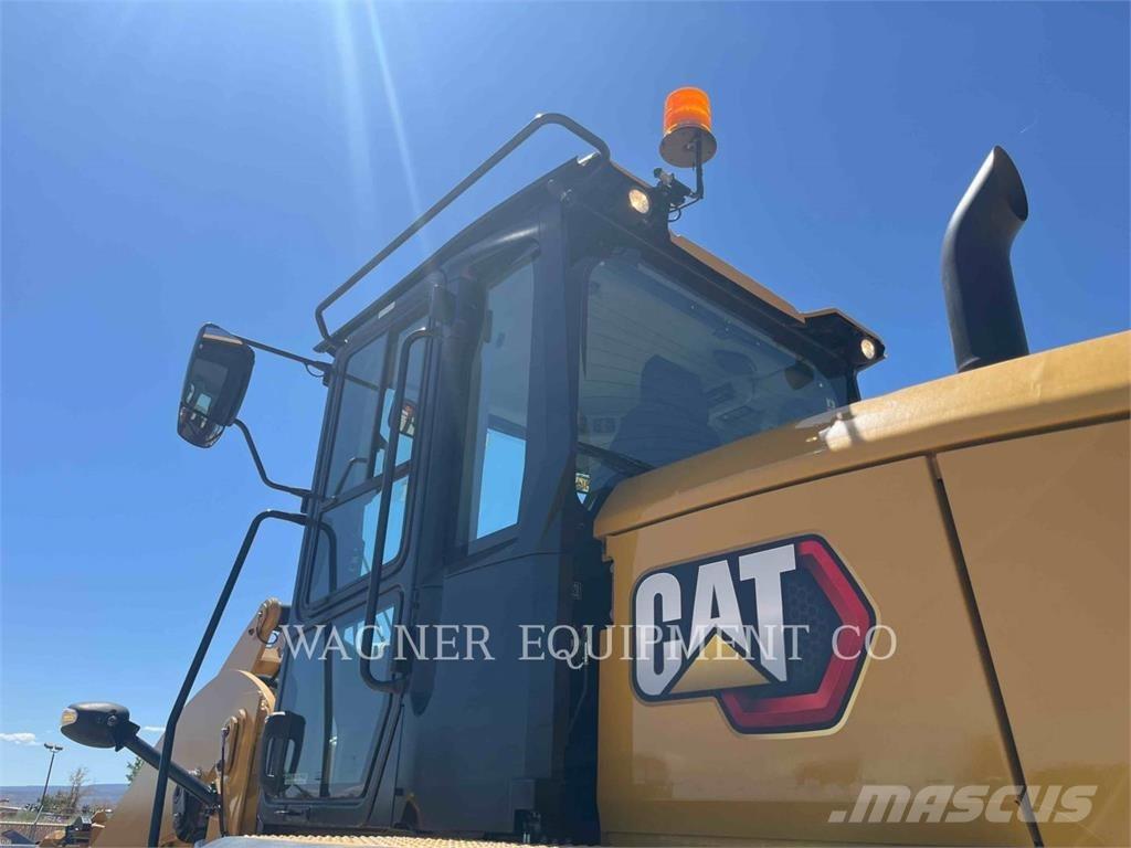 CAT 930M Колесни товарачи