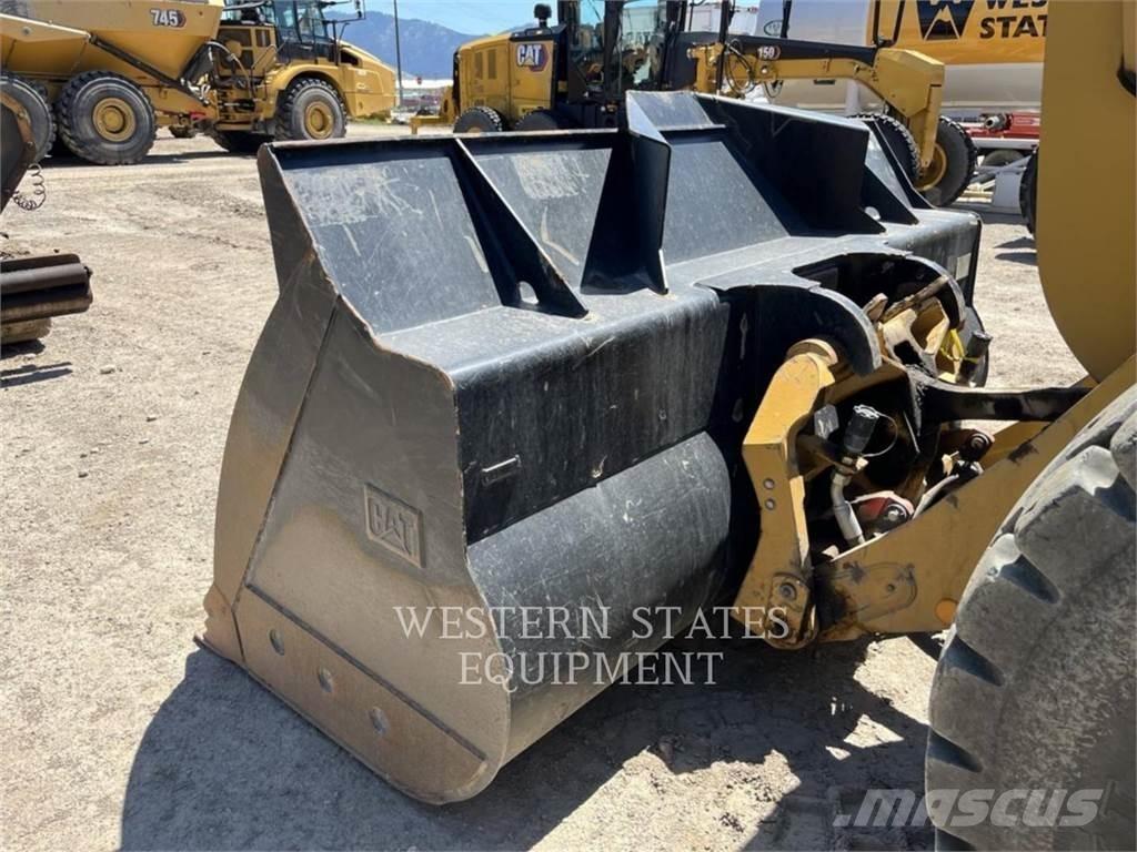 CAT 930M Колесни товарачи