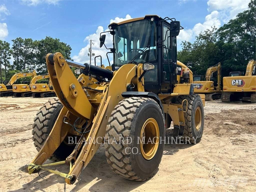 CAT 930M Колесни товарачи