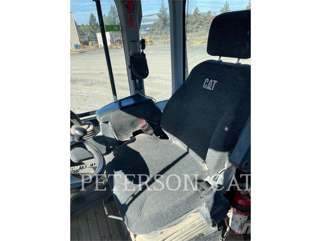CAT 930M Колесни товарачи