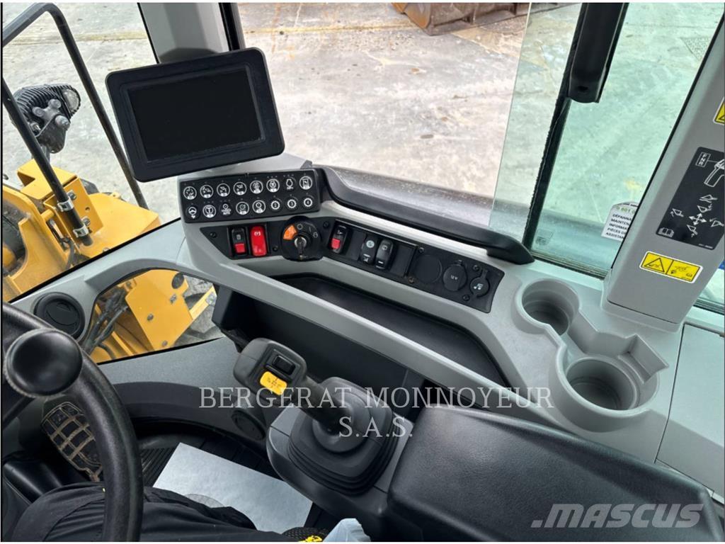 CAT 930M Колесни товарачи