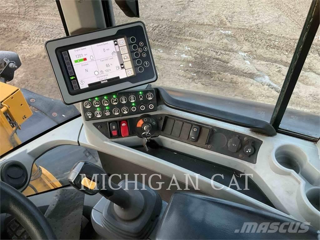 CAT 938M R+ Колесни товарачи