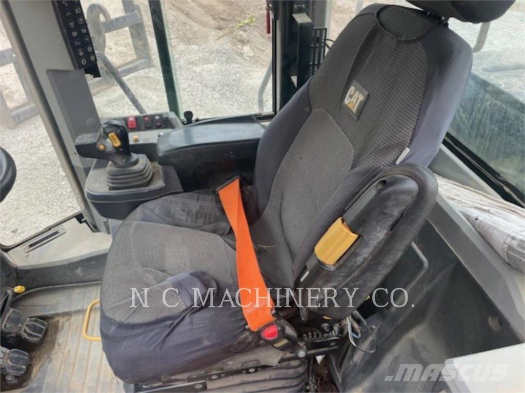 CAT 950M Колесни товарачи