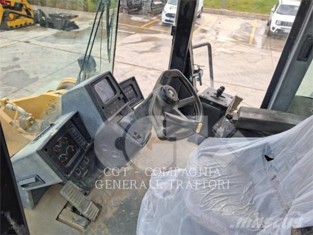 CAT 966 Колесни товарачи