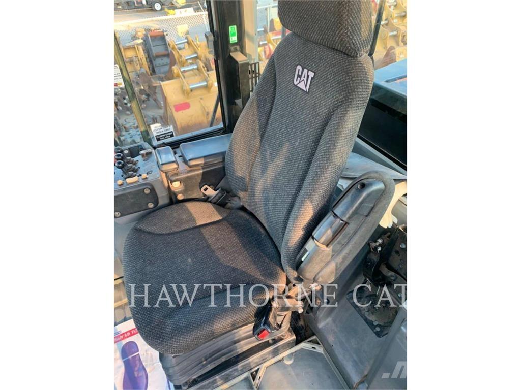 CAT 966M Колесни товарачи