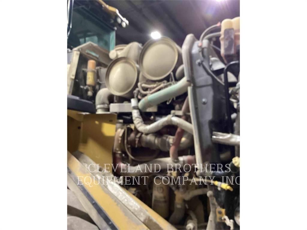 CAT 972M Колесни товарачи