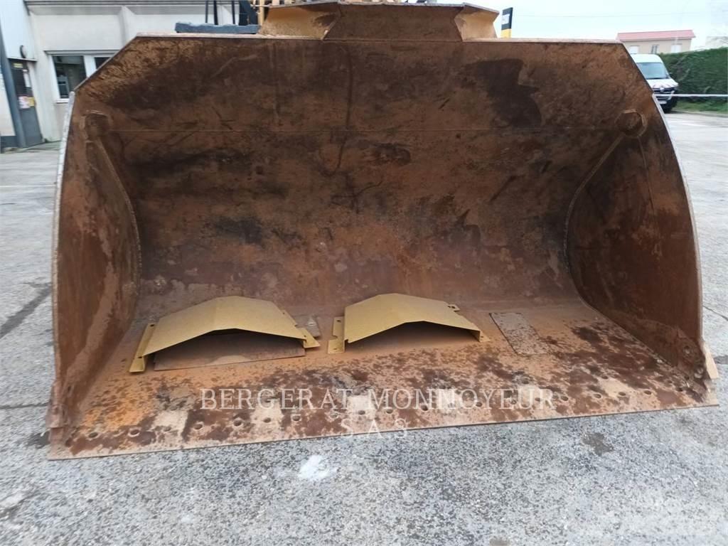 CAT 972M Колесни товарачи