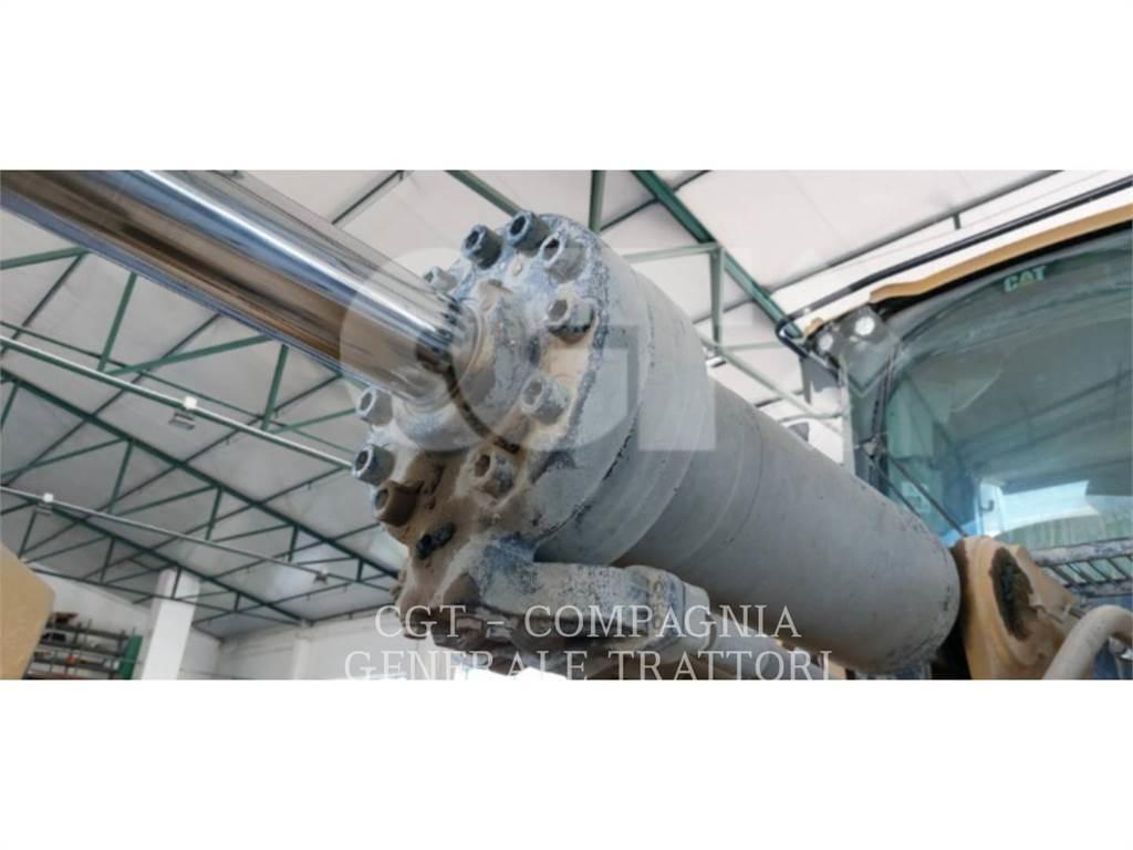 CAT 972M Колесни товарачи