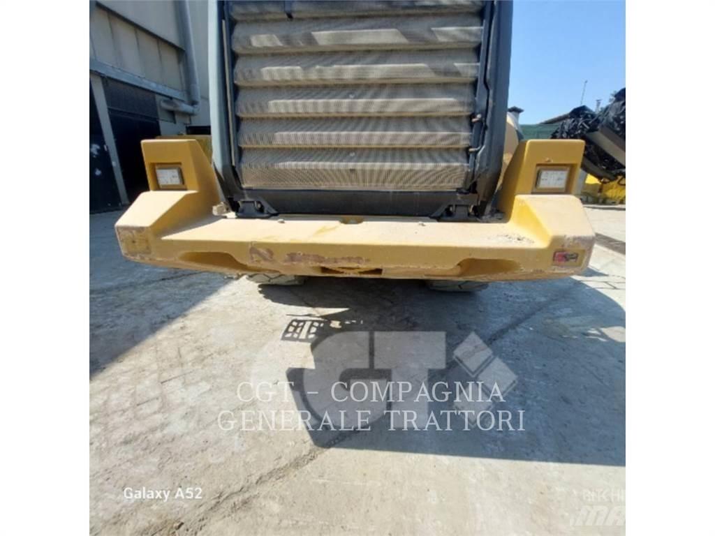 CAT 972M Колесни товарачи