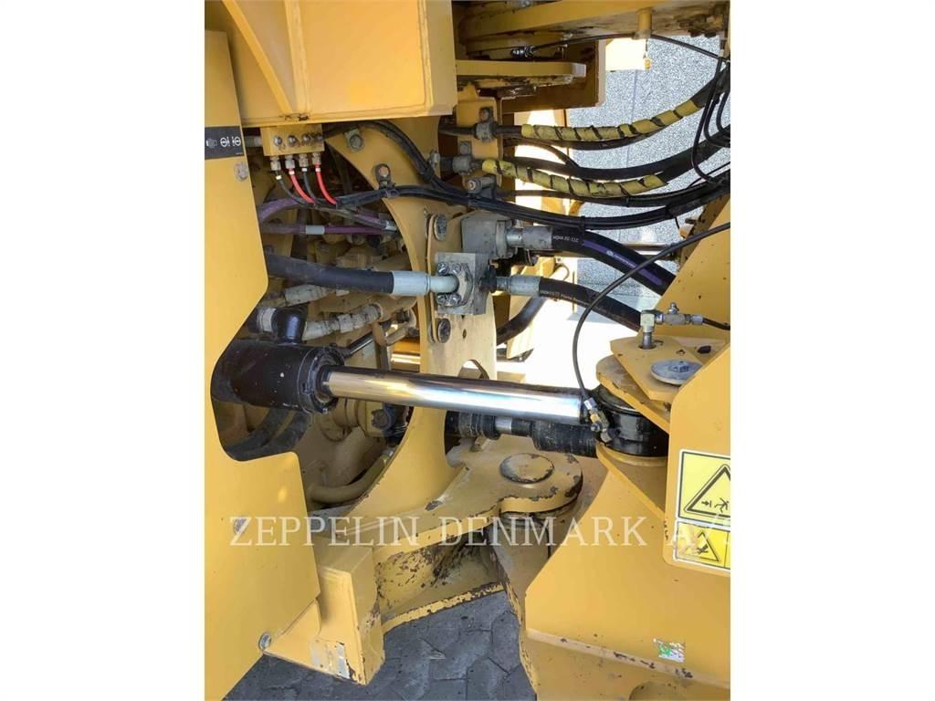 CAT 972M Колесни товарачи