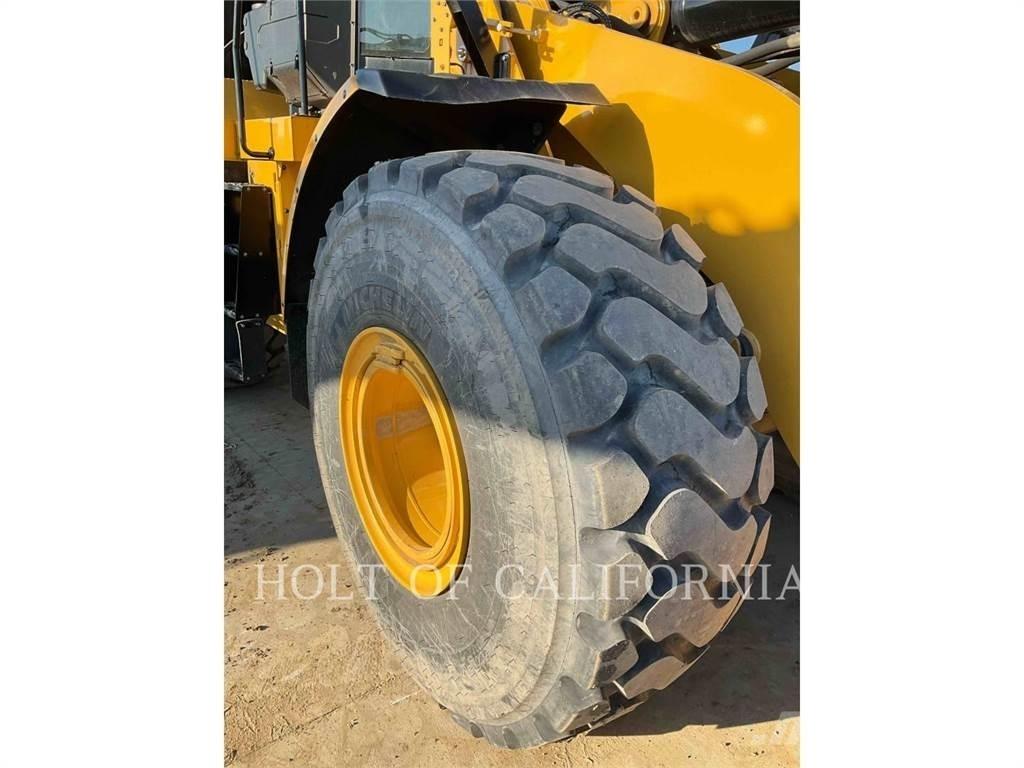 CAT 972M Колесни товарачи