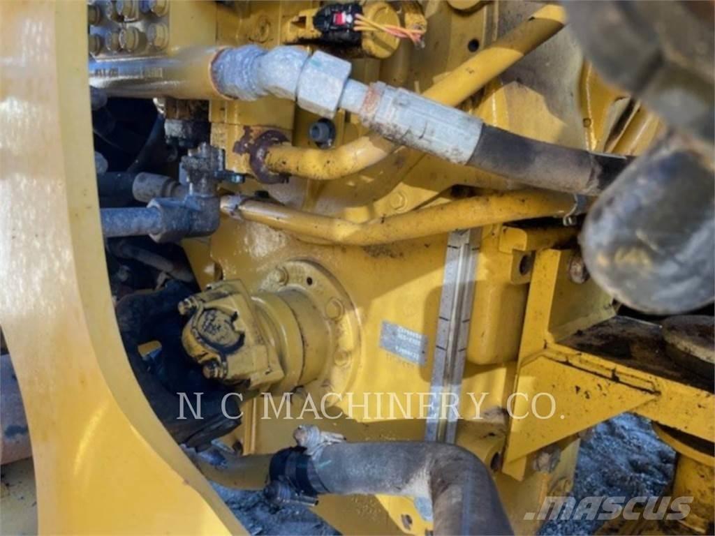 CAT 972M Колесни товарачи