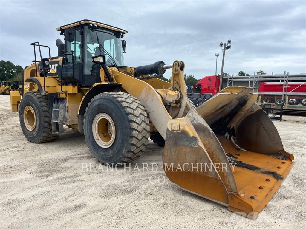 CAT 972M Колесни товарачи