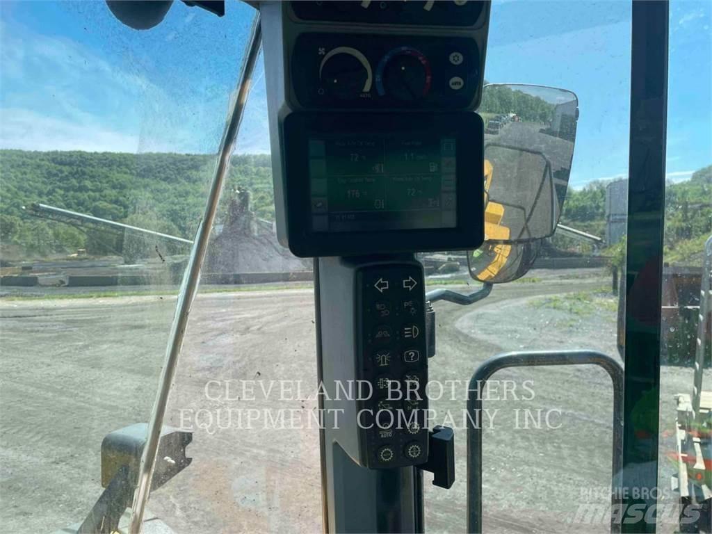 CAT 982M Колесни товарачи
