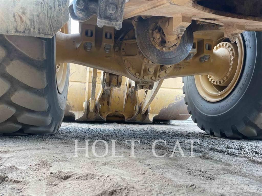 CAT 982M Колесни товарачи