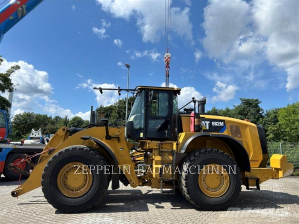 CAT 982M Колесни товарачи