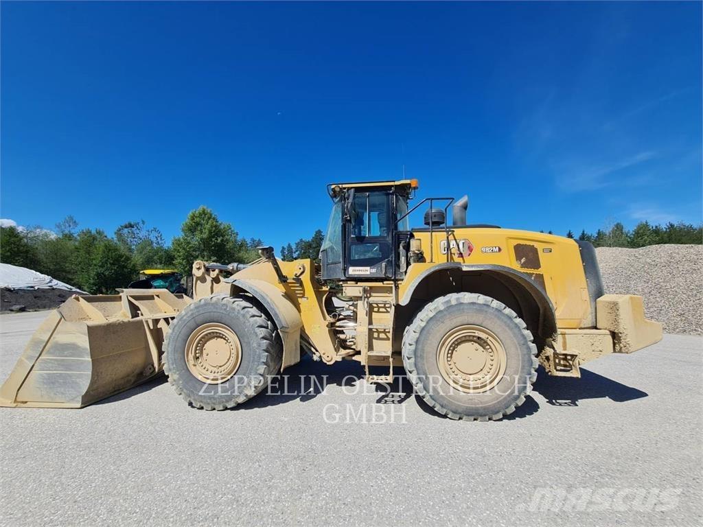 CAT 982M Колесни товарачи