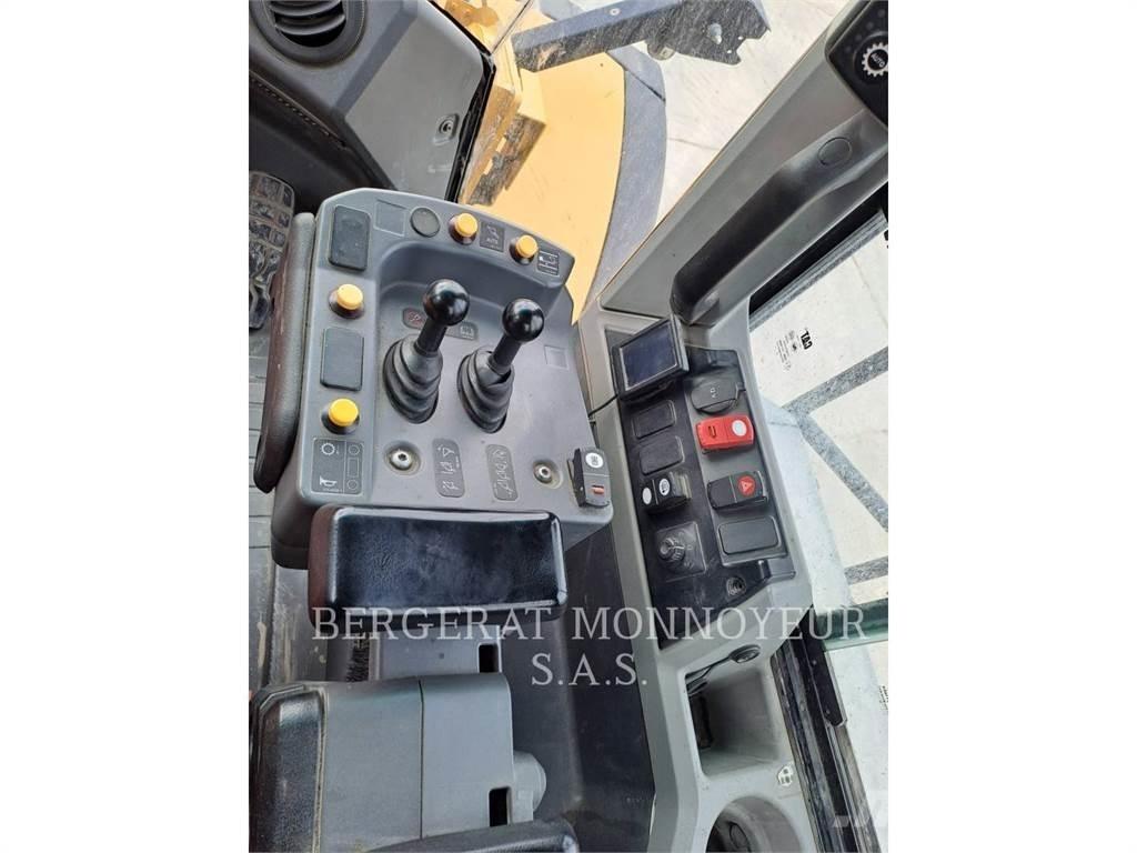 CAT 982M Колесни товарачи