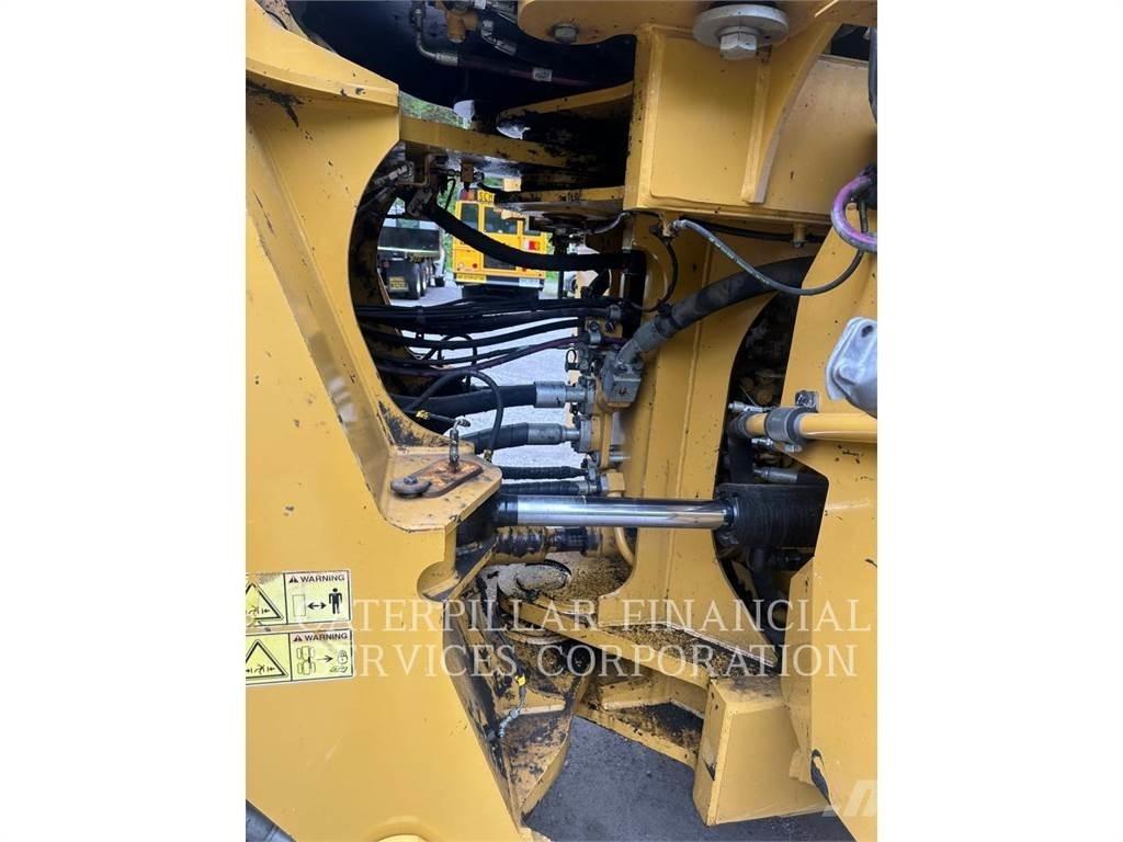 CAT 982M Колесни товарачи