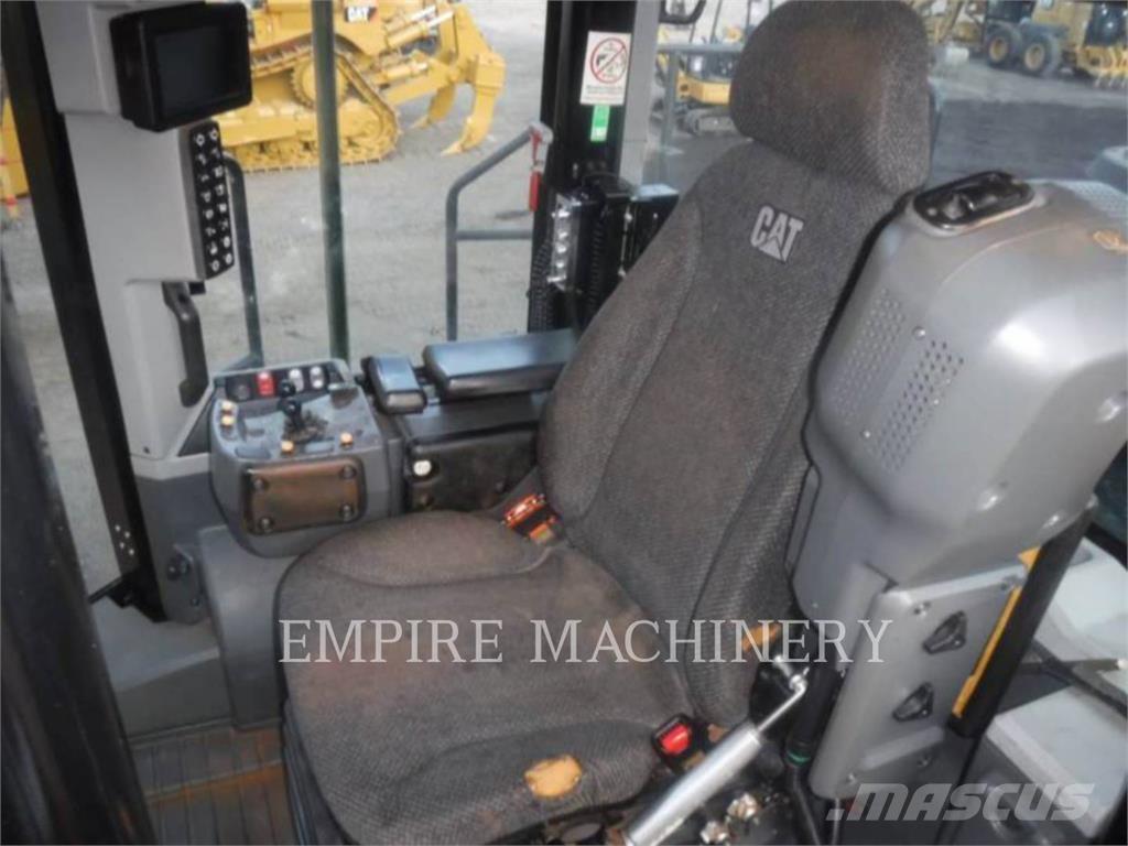 CAT 982M Колесни товарачи