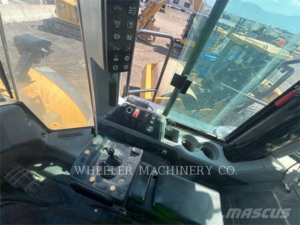 CAT 982M AOC Колесни товарачи