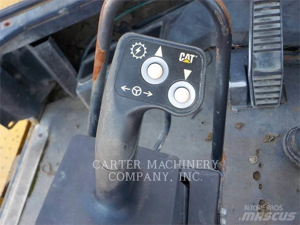 CAT 990 Колесни товарачи
