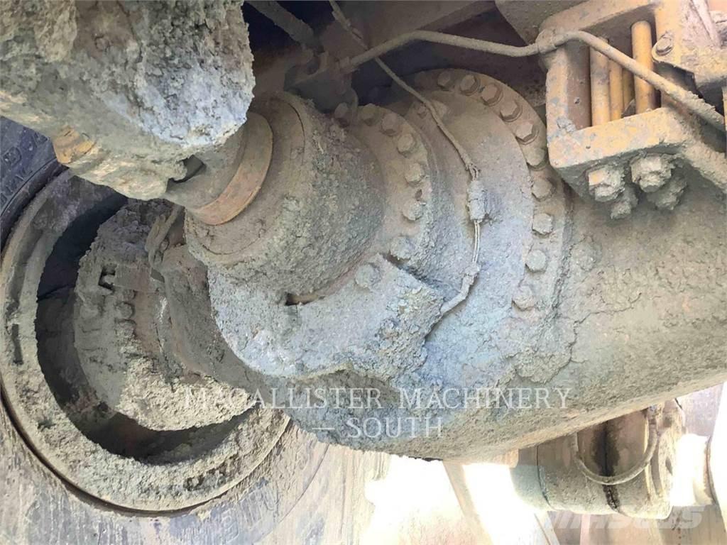CAT 990 Колесни товарачи