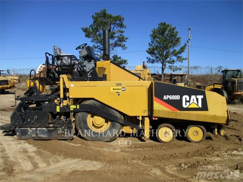 CAT AP-600D Машини за асфалт