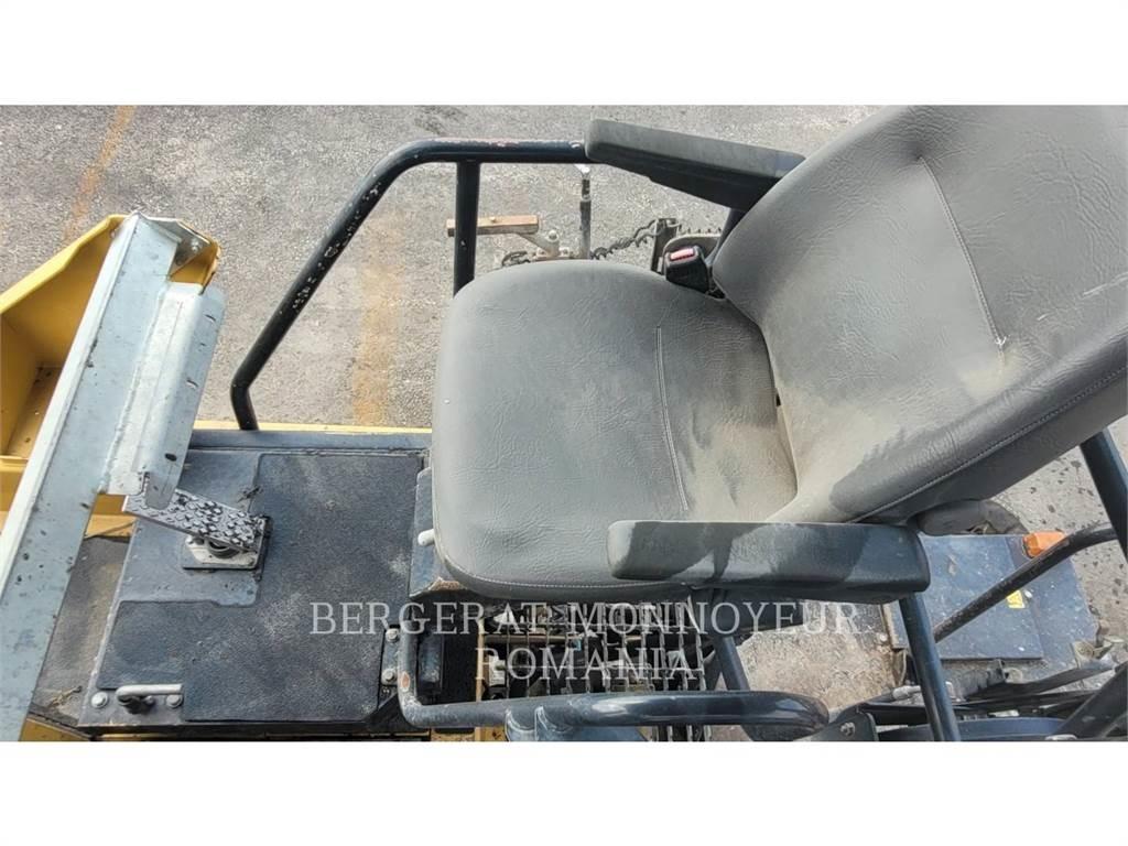 CAT AP-655D Машини за асфалт