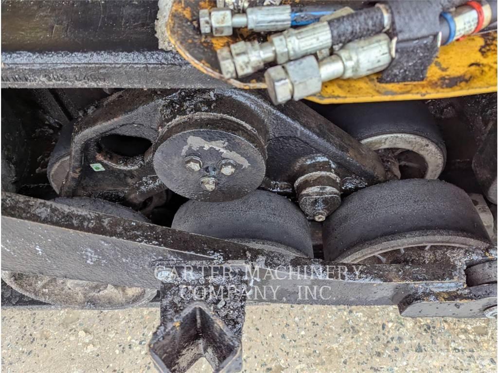 CAT AP1055F Машини за асфалт