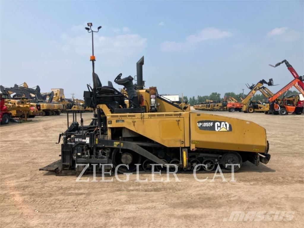 CAT AP1055F Машини за асфалт