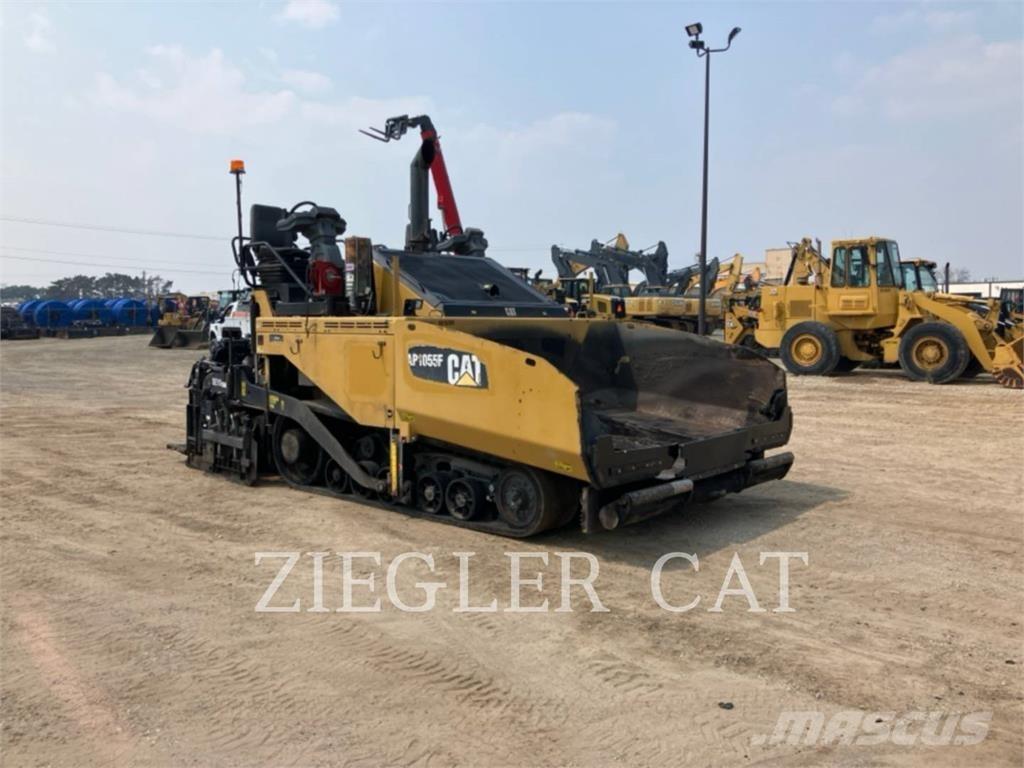 CAT AP1055F Машини за асфалт