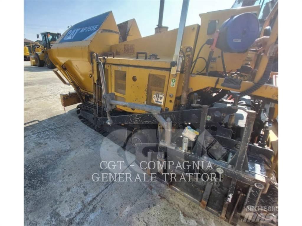 CAT AP255E Машини за асфалт