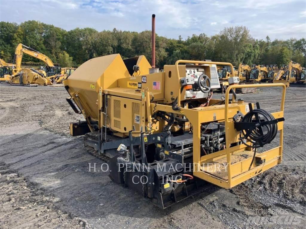 CAT AP255E Машини за асфалт