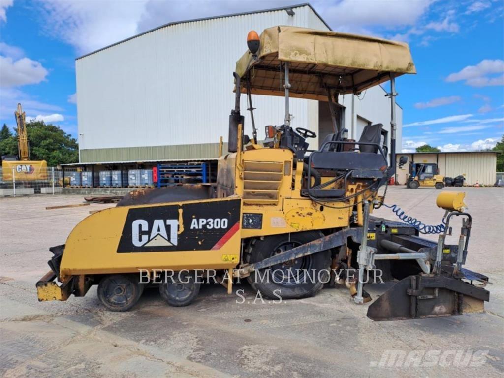 CAT AP300 Машини за асфалт