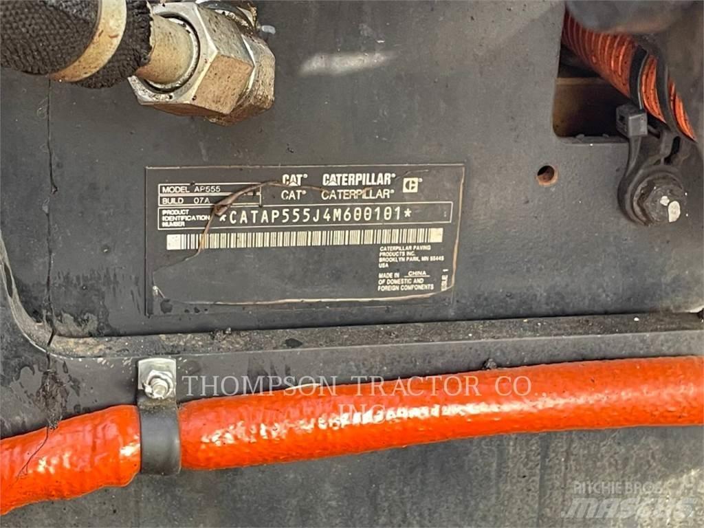 CAT AP555 Машини за асфалт