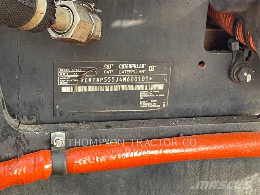 CAT AP555 Машини за асфалт