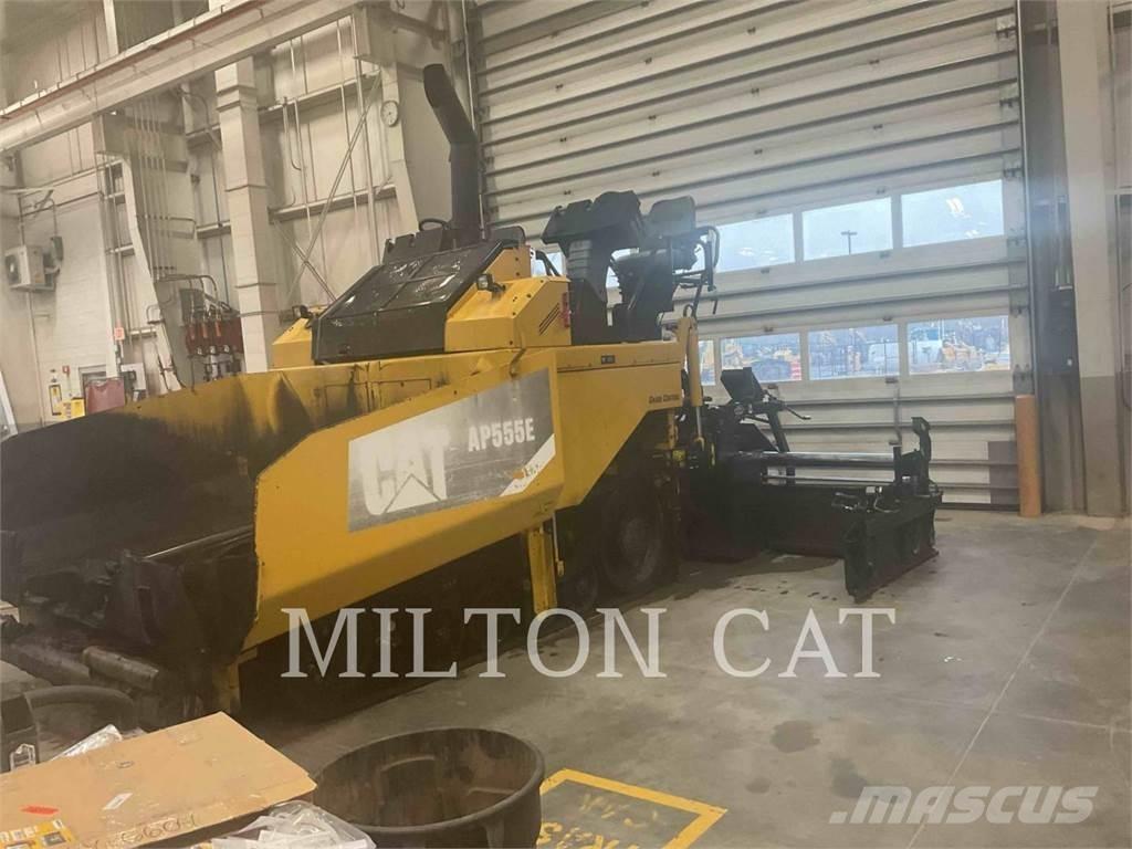 CAT AP555E Машини за асфалт