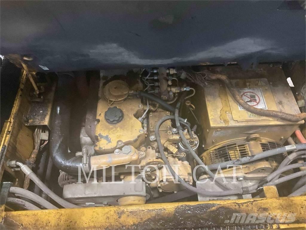 CAT AP555E Машини за асфалт