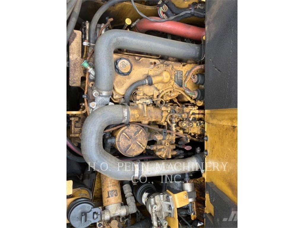CAT AP555F Машини за асфалт