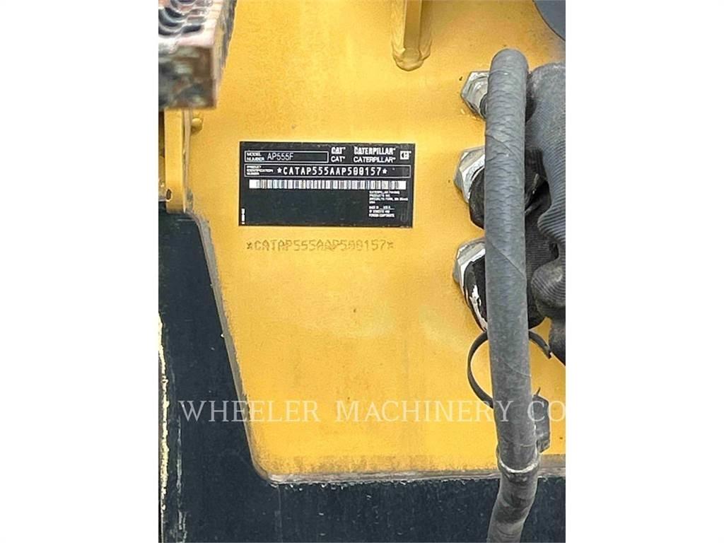 CAT AP555F Машини за асфалт