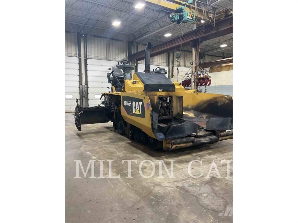 CAT AP555F Машини за асфалт