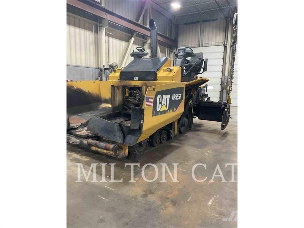 CAT AP555F Машини за асфалт