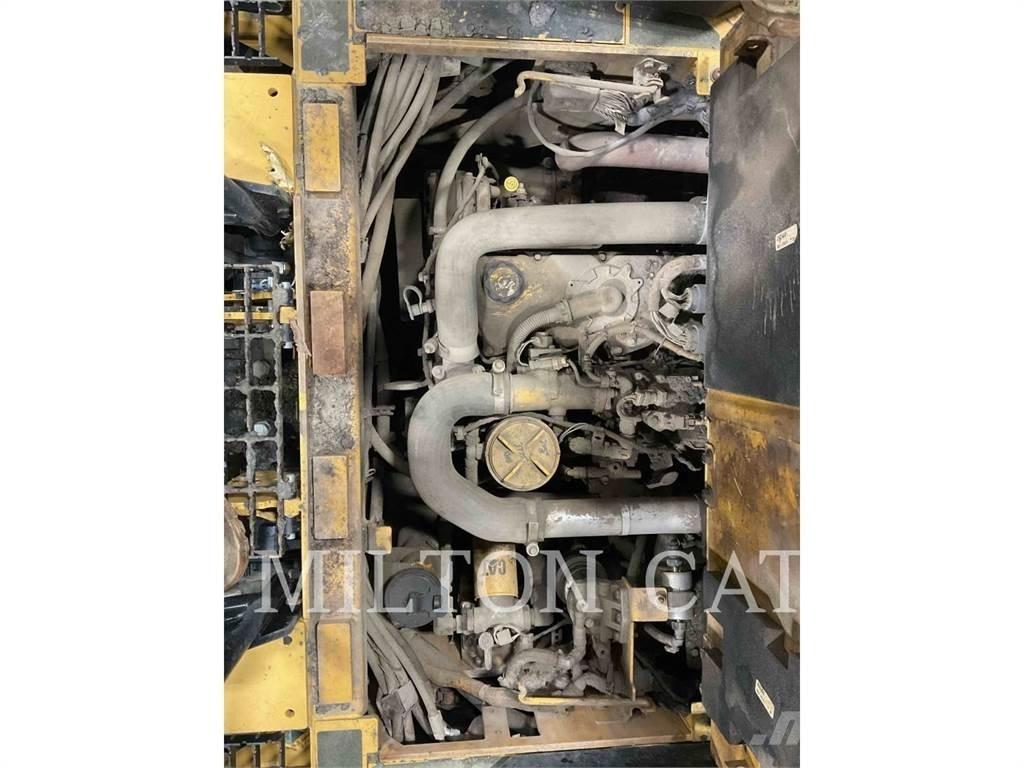 CAT AP555F Машини за асфалт